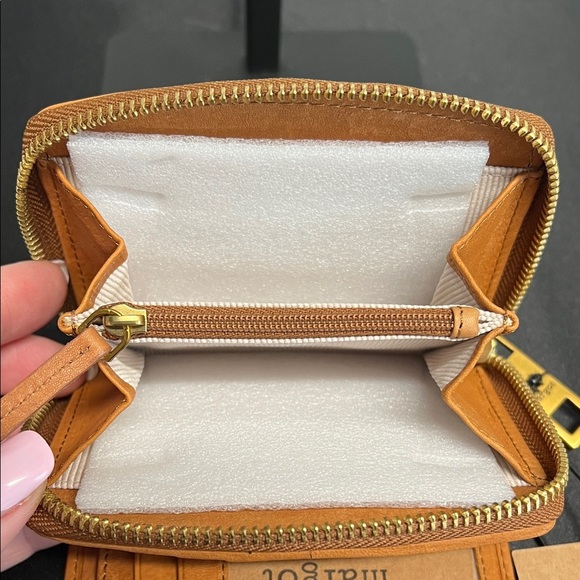 Margot New York |  “Gina” Leather Compact Wallet - Picture 5 of 12